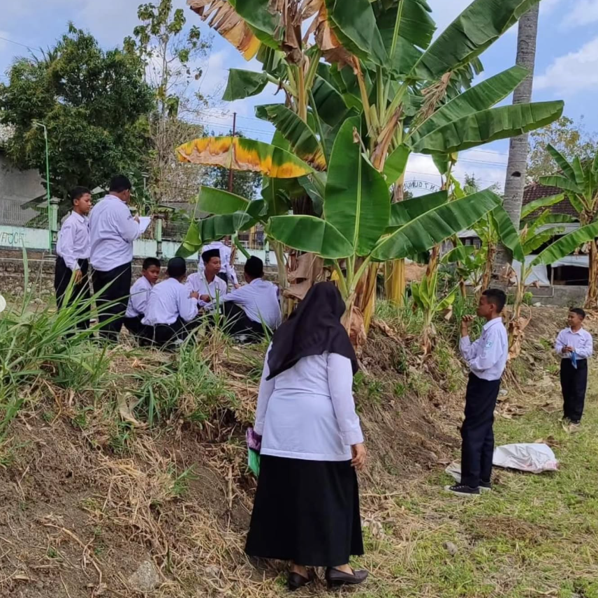Kegiatan Pembelajaran IPA di Luar Kelas