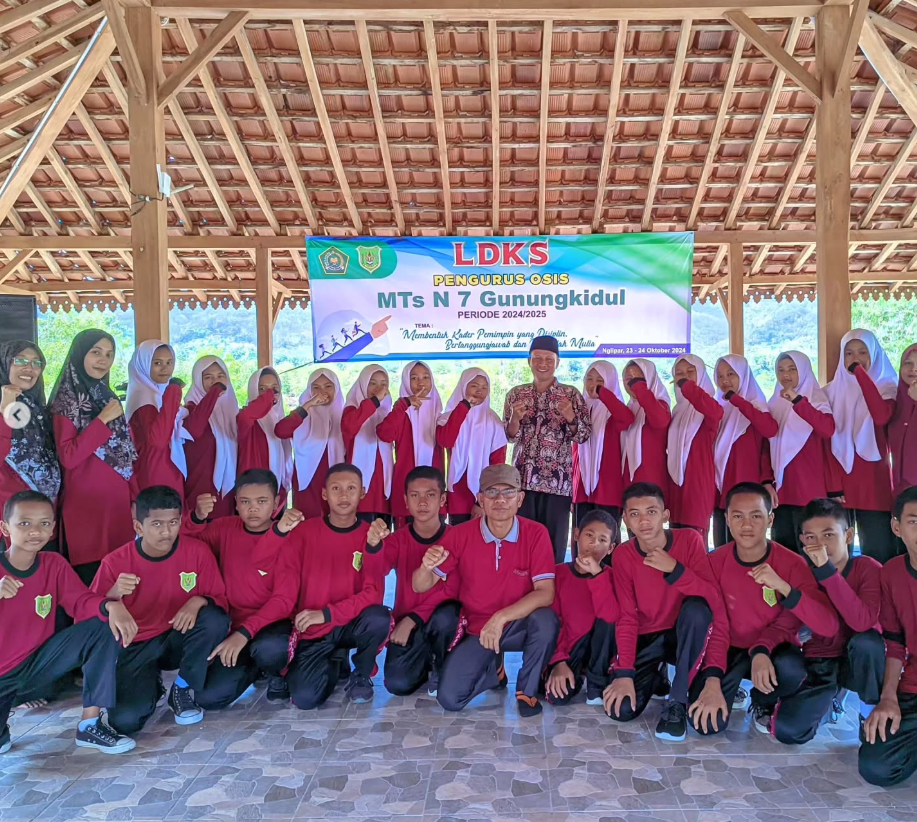 Latihan Dasar Kepemimpinan Pengurus OSIS