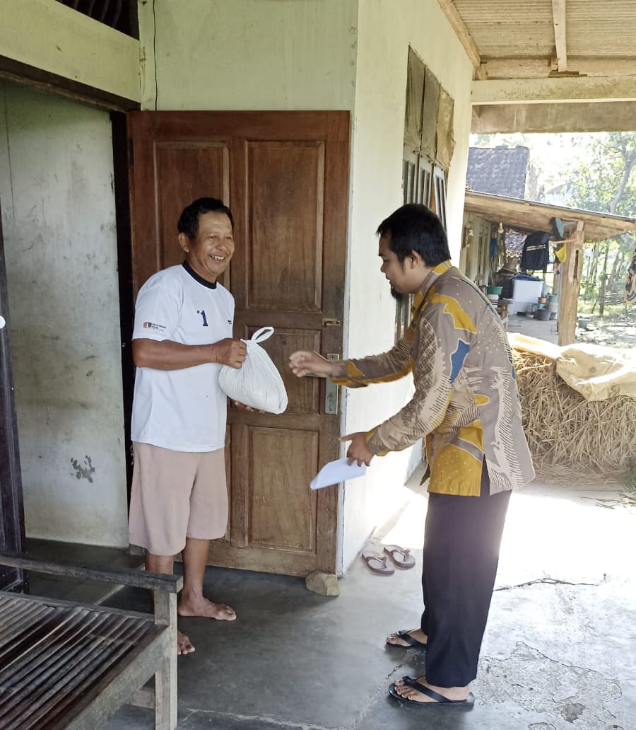 MTsN 7 Gunungkidul Berbagi Zakat Fitrah Ke Warga Sekitar
